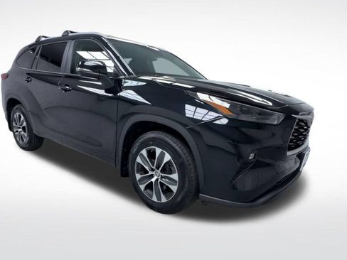 Used 2023 Toyota Highlander XLE AWD/4WD image 2