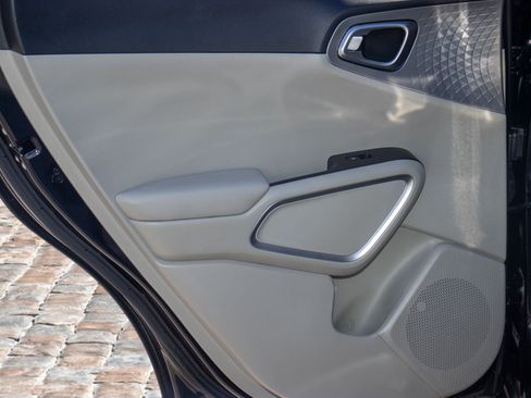 Used 2023 Kia Soul LX image 11