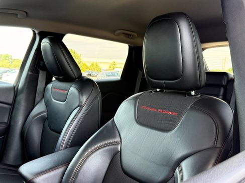 Used 2017 Jeep Cherokee Trailhawk AWD/4WD image 18