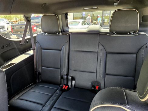 Used 2023 GMC Yukon XL SLT image 15
