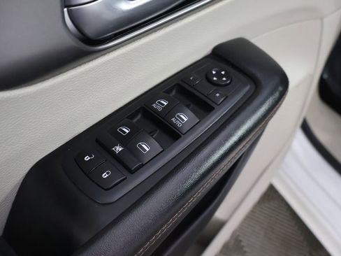 Used 2020 Chrysler Pacifica Touring-L FWD image 36