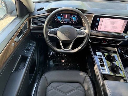 Used 2025 Volkswagen Atlas SE AWD/4WD image 18