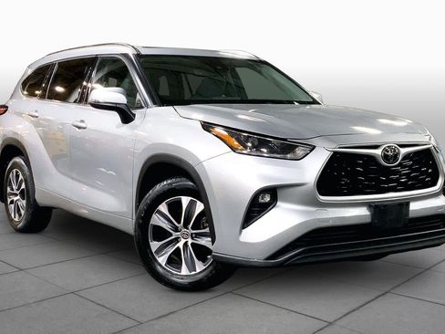Certified 2021 Toyota Highlander XLE AWD/4WD image 3
