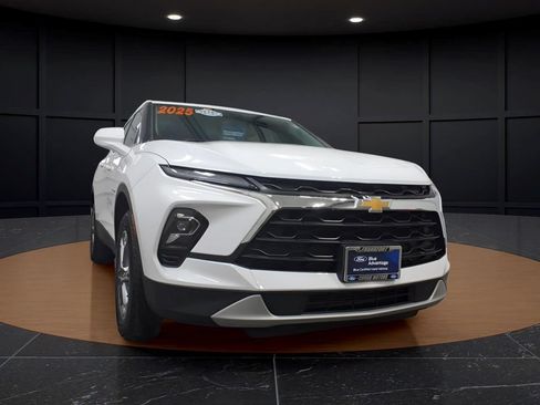 Used 2025 Chevrolet Blazer LT AWD/4WD image 2