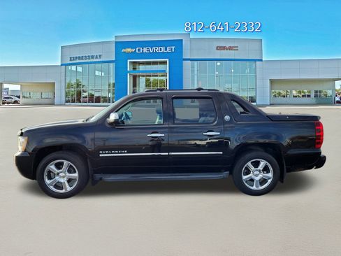 Used 2013 Chevrolet Avalanche LTZ image 4