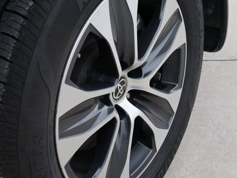 Used 2021 Toyota Highlander XLE image 40