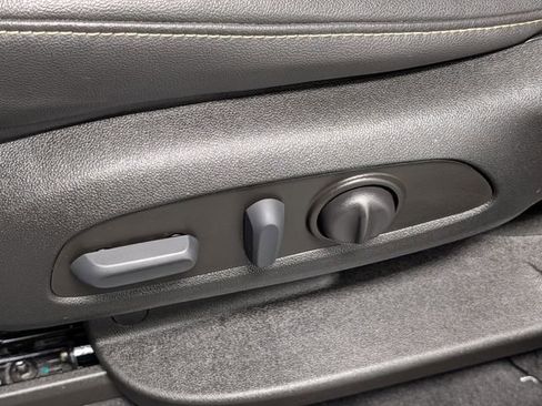 Used 2023 Chevrolet Traverse LT w/ LT Premium Package image 12