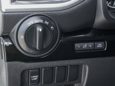 Used 2021 Nissan Titan SV image 17