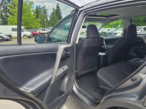 Used 2016 Toyota RAV4 XLE AWD/4WD image 18