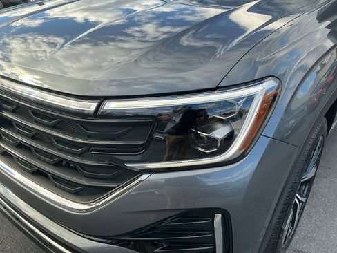 Certified 2025 Volkswagen Atlas SEL Premium R-Line image 30