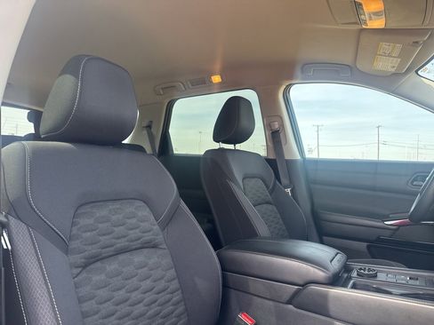Used 2023 Nissan Pathfinder S image 25