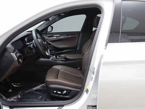 Certified 2022 BMW 530i xDrive w/ Executive Package image 5