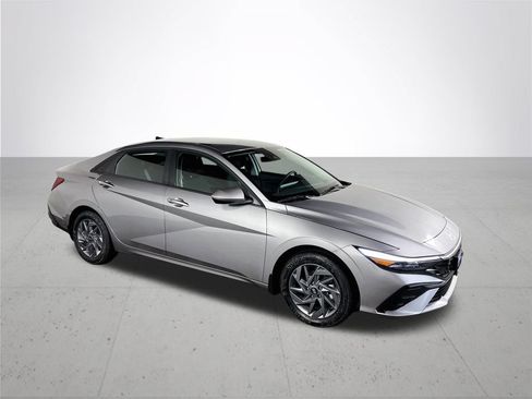 Used 2025 Hyundai Elantra Hybrid FWD image 4