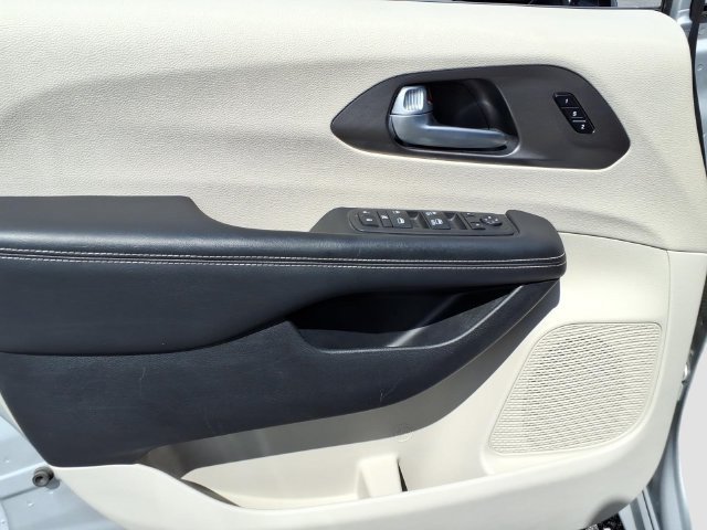 Used 2024 Chrysler Pacifica Touring-L FWD image 10