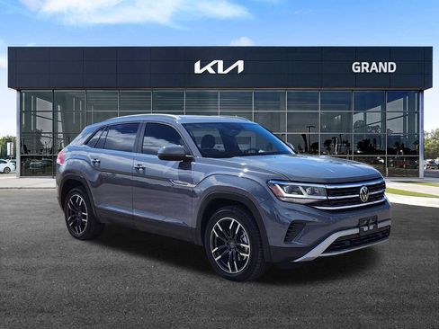 Used 2021 Volkswagen Atlas Cross Sport SE image 2