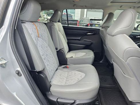 Used 2023 Toyota Highlander Bronze Edition AWD/4WD image 16