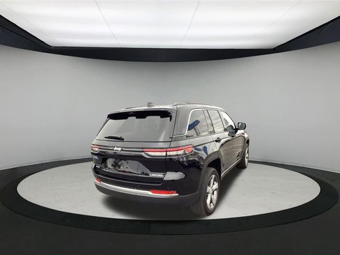 Used 2024 Jeep Grand Cherokee Limited w/ Luxury Tech Group II image 8