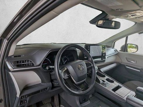 Certified 2022 Toyota Sienna XLE FWD image 9