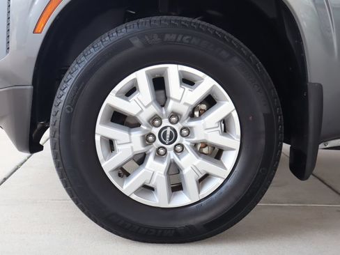 Used 2022 Nissan Frontier SV w/ SV Premium Package AWD/4WD image 5