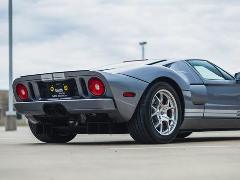 Used 2006 Ford GT RWD image 11