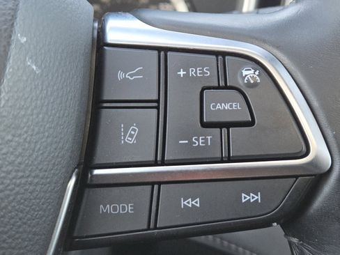 Used 2021 Toyota Highlander XLE image 8