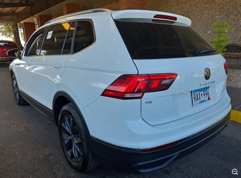 Used 2024 Volkswagen Tiguan SE AWD/4WD image 2