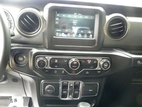Used 2023 Jeep Gladiator Sport AWD/4WD image 12