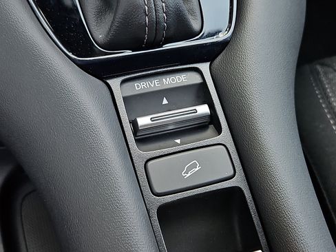 Used 2025 Honda HR-V LX image 23