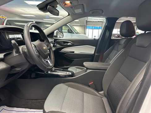 Certified 2025 Chevrolet Trax LT w/ LT Convenience Package image 21