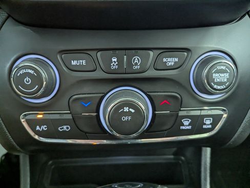 Used 2019 Jeep Cherokee Latitude Plus AWD/4WD image 18