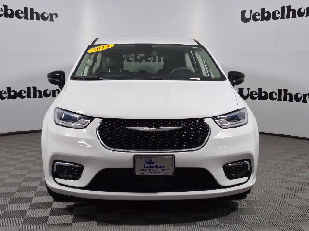 Used 2024 Chrysler Pacifica Touring-L FWD image 2