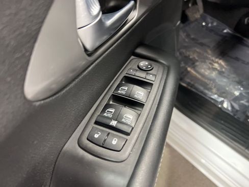 Used 2025 Chrysler Pacifica Select image 17