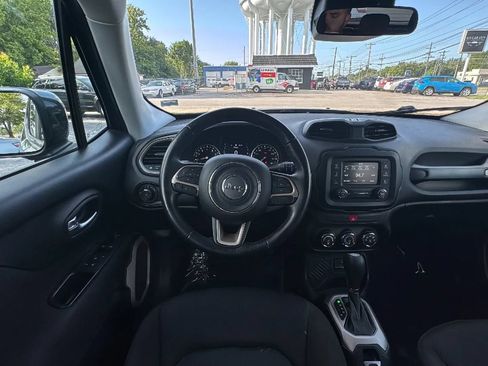 Used 2017 Jeep Renegade Latitude FWD image 12