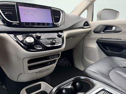 Used 2022 Chrysler Pacifica Touring-L FWD image 38