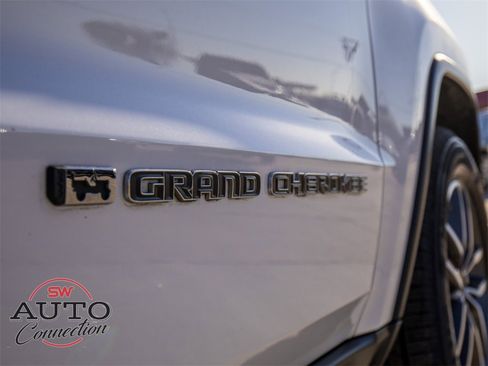 Used 2022 Jeep Grand Cherokee Limited w/ Trailer Tow Group IV image 10