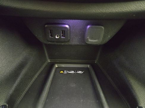 Used 2023 Chevrolet Traverse LT w/ Rear Camera Mirror Package image 28