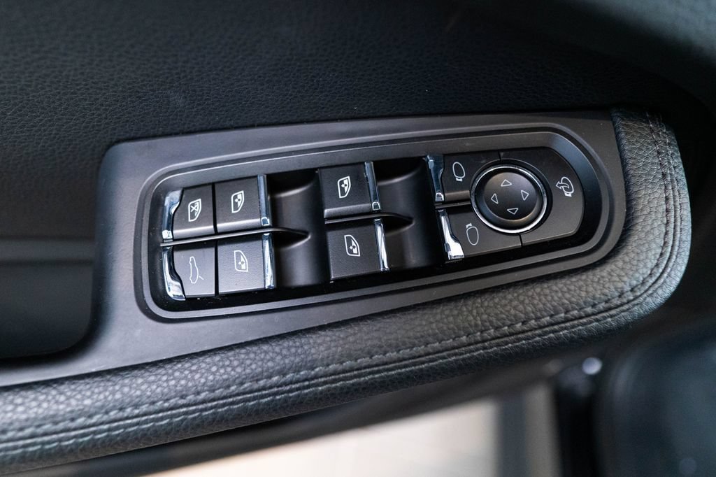 Certified 2024 Porsche Macan S AWD/4WD image 18