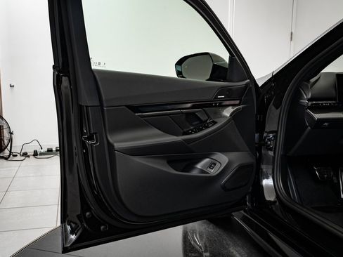 New 2026 BMW 550e xDrive image 28