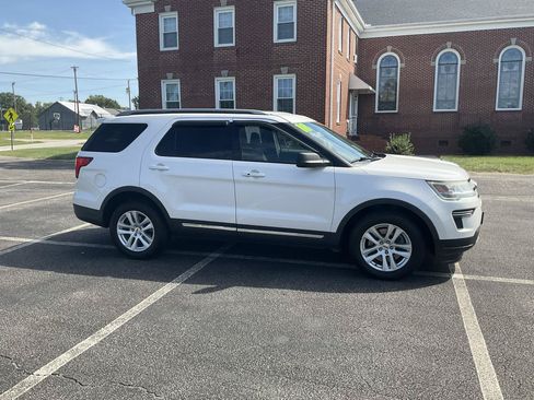 Used 2018 Ford Explorer XLT AWD/4WD image 3