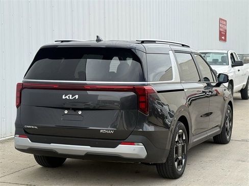 Used 2025 Kia Carnival EX image 4