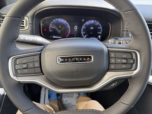 Used 2025 Jeep Wagoneer L 4WD image 13