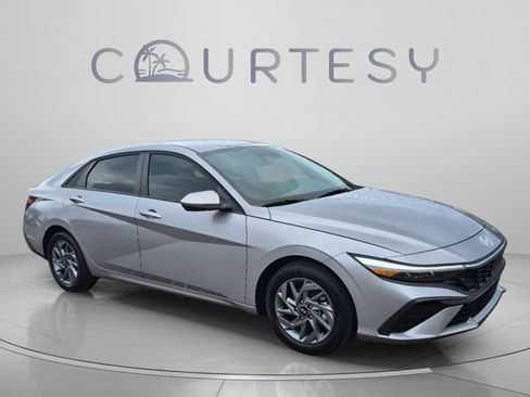 Used 2025 Hyundai Elantra Hybrid w/ Cargo Package FWD image 7