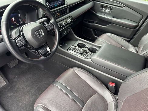 Certified 2025 Honda Pilot Black Edition image 4