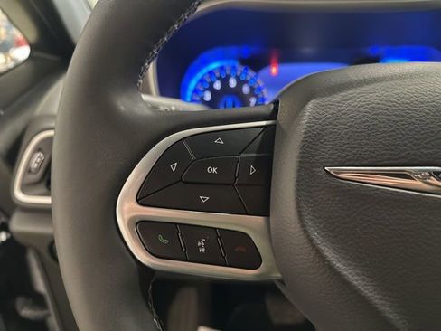 Used 2025 Chrysler Pacifica Select image 18