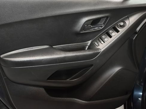 Certified 2022 Chevrolet Trax LT w/ LT Convenience Package FWD image 21