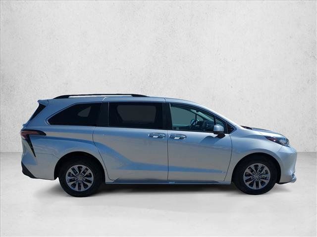 Certified 2023 Toyota Sienna XLE FWD image 4