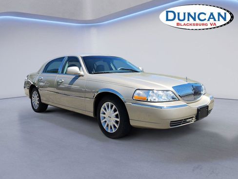 Used 2007 Lincoln Town Car Signature RWD image 1
