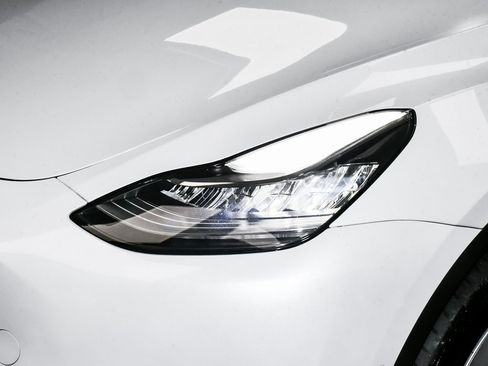 Used 2022 Tesla Model Y Long Range image 73