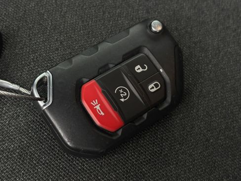 Used 2025 Jeep Wrangler Unlimited Sahara AWD/4WD image 25