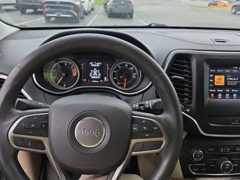 Used 2019 Jeep Cherokee Latitude w/ Popular Appearance Group image 4